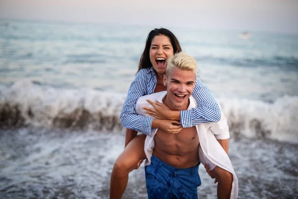 Gelukkig Romantisch Paar Het Hebben Van Plezier Strand Zonnige Dag — Stockfoto