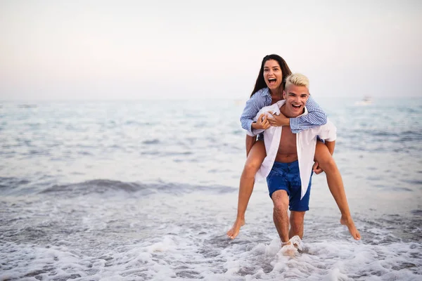 Felice Coppia Romantica Divertirsi Amare Sulla Spiaggia — Foto Stock