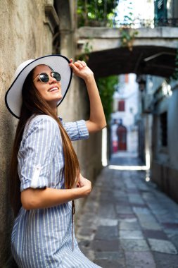 Güzel bir genç kadının portresi. Sokak moda fotoğraf.