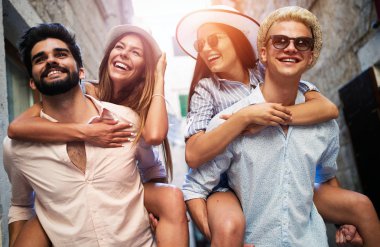 Mutlu çiftler zevk şehirde gezi sırasında omzunda.