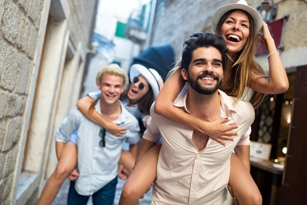 一群快乐的年轻朋友在城市街道上闲逛 — 图库照片