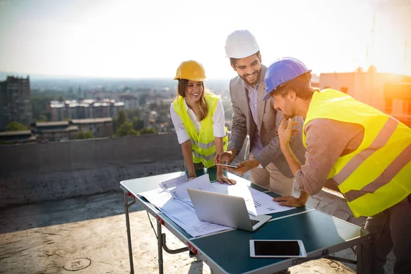 Grupo Ingenieros Arquitectos Socios Comerciales Sitio Construcción Trabajando Juntos Concepto —  Fotos de Stock