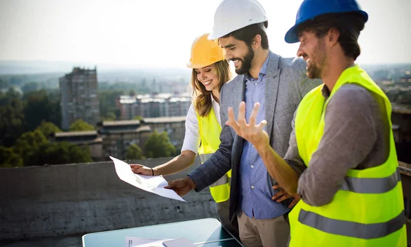 Team Arkitekter Och Ingenjörer Personer Grupp Byggarbetsplatsen Kontrollera Dokument — Stockfoto