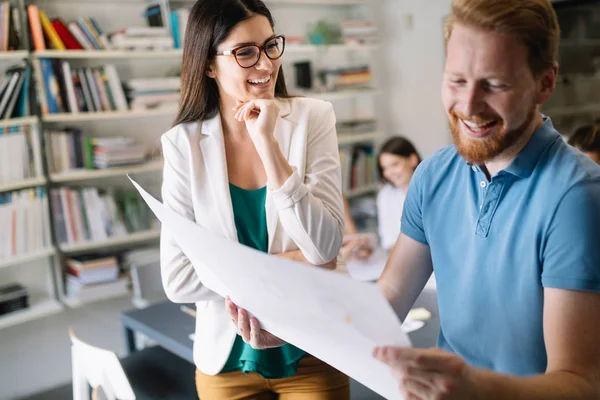 Kreativa Affärsmän Som Arbetar Med Affärsprojekt Kontoret — Stockfoto