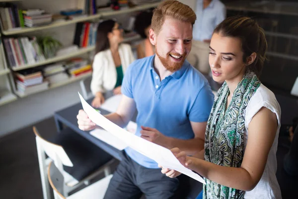 Squadra Colleghi Brainstorming Insieme Mentre Lavorano Ufficio — Foto Stock