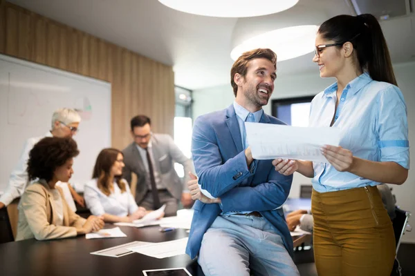 Empresarios Creativos Que Trabajan Proyectos Empresariales Oficina — Foto de Stock