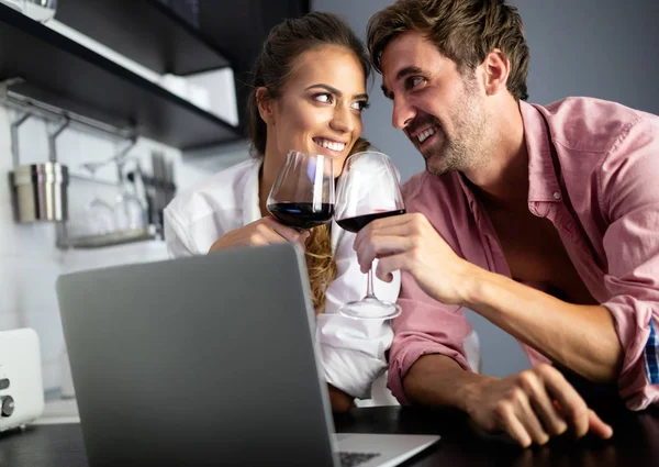 Junges Paar Entspannt Der Küche Mit Laptop Und Wein Liebe — Stockfoto