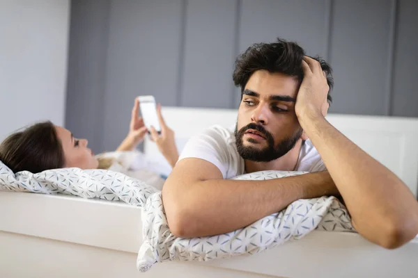 Infeliz Chateado Casal Ignorando Uns Aos Outros Usando Telefone Celular — Fotografia de Stock