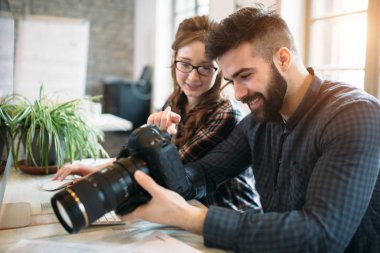 Modern ofiste birlikte çalışan iki genç tasarımcılar