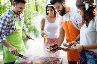 Arkadaşlar doğada barbekü partisi verip eğleniyorlar.