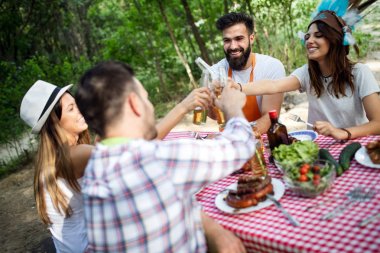 Arkadaşlarım eğlenirken doğada parti bir Barbekü partisi
