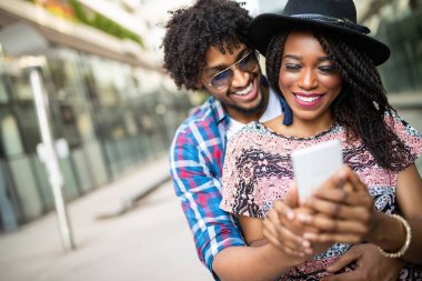 Genç African Çift alma bir selfie ve sahip olan eğlence açık havada.