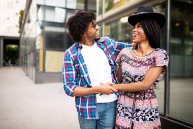 Mutlu genç afrikalı çift sarılma ve açık havada gülüyor.