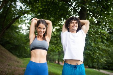 Koşu egzersiz açık bir parkta genç mutlu kadın