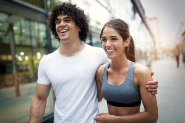 Genç mutlu çift eğitim kentsel çevre güneşli gün var