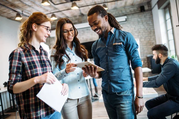 Porträtt Unga Arkitekter Med Diskussion Office — Stockfoto