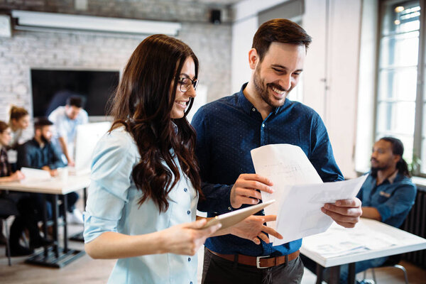 Портрет молодых архитекторов, находящихся в офисе
