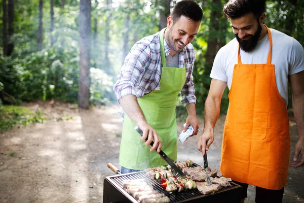 Amigos Felizes Fazendo Uma Festa Churrasco Churrasqueira Natureza — Fotografia de Stock