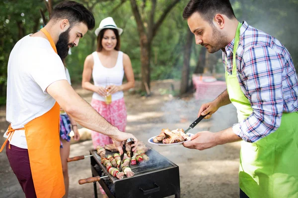 Gruppe Lykkelige Venner Som Spiser Drikker Grillmiddag Utendørs – stockfoto