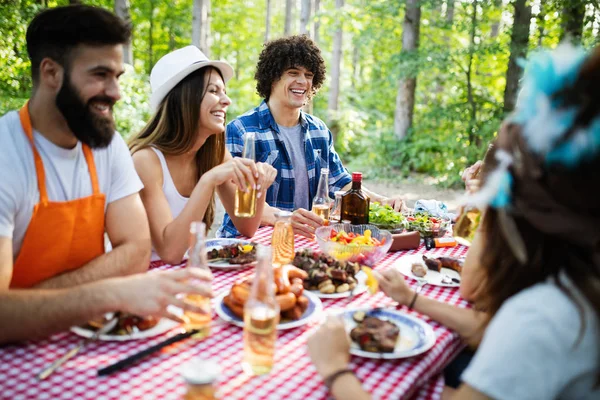 Amigos Felices Haciendo Barbacoa Almorzando Naturaleza — Foto de Stock