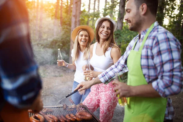 Amigos Felizes Fazendo Churrasco Almoçando Natureza — Fotografia de Stock