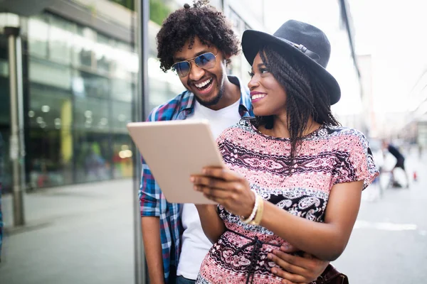 Jovem Casal Africano Compras Internet Com Tablet — Fotografia de Stock