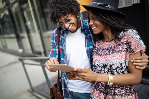 Atraktivní Mladí Afričtí Studenti Používají Digitální Tablet Usmívají Zatímco Stojí — Stock fotografie