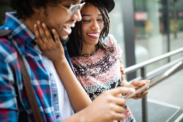 Junges Attraktives Afrikanisch Amerikanisches Paar Spricht Und Schaut Auf Digitales — Stockfoto