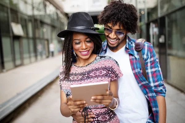 Junges Afrikanisches Paar Kauft Mit Tablet Internet Ein — Stockfoto