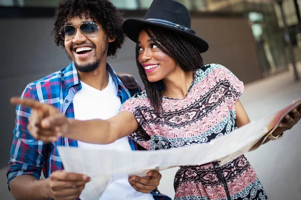 Gelukkige Jonge Afro Amerikaanse Paar Reizigers Houden Kaart Handen — Stockfoto