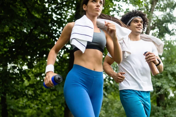 Genç Insanlar Sağlıklı Kalmak Için Doğada Koşuyor Egzersiz Yapıyorlar — Stok fotoğraf