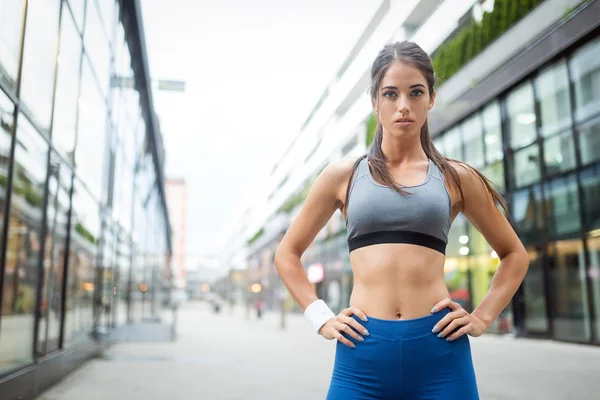 Glad Ung Kvinna Löpare Jogging Staden Utomhus — Stockfoto