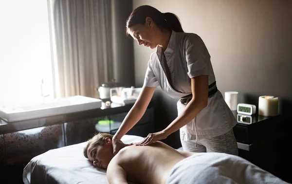Mulher Feliz Relaxar Recebendo Uma Massagem Salão — Fotografia de Stock