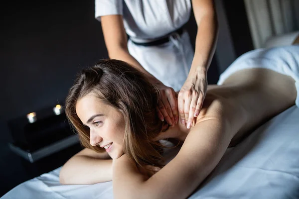 Mujer Feliz Relajándose Recibiendo Masaje Salón — Foto de Stock