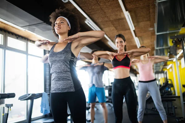 Groupe Heureux Personnes Forme Entraînant Dans Salle Gym — Photo