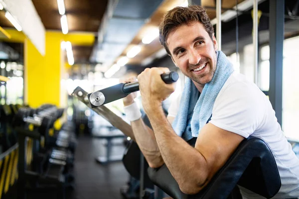 Happy Fit Homme Faisant Des Exercices Dans Salle Gym — Photo