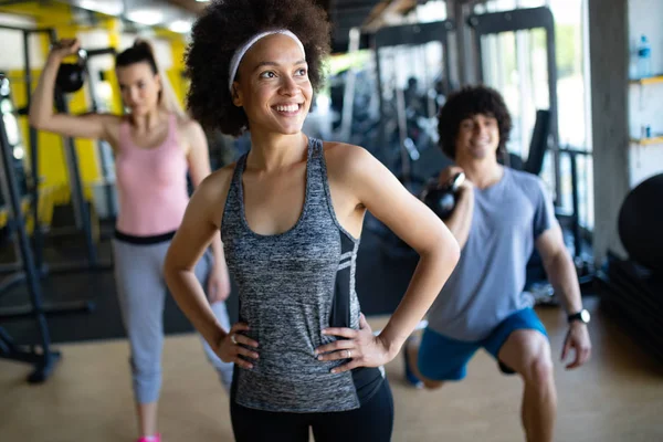 Grupo Jóvenes Haciendo Ejercicios Gimnasio —  Fotos de Stock