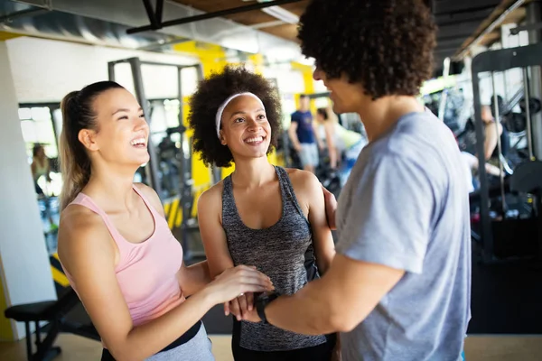 Glückliche Gruppe Fitter Menschen Beim Training Fitnessstudio — Stockfoto