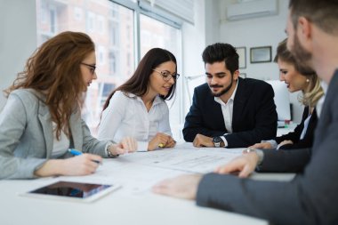 İşbirliği ve proje planları tartışırken profesyonel iş arkadaşları