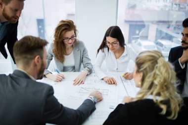 İşbirliği ve proje planları tartışırken profesyonel iş arkadaşları
