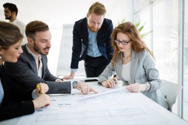 İşbirliği ve proje planları tartışırken profesyonel iş arkadaşları