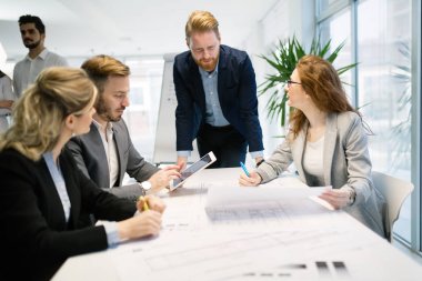 İşbirliği ve proje planları tartışırken profesyonel iş arkadaşları