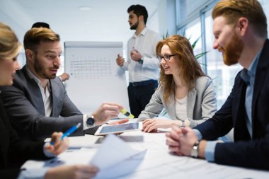 İşbirliği ve proje planları tartışırken profesyonel iş arkadaşları