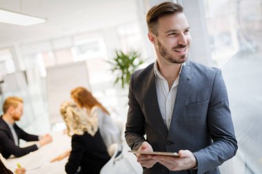 Resim iş toplantı konferans salonuna sahip insan