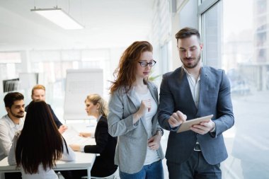 İşbirliği ve proje planları tartışırken profesyonel iş arkadaşları