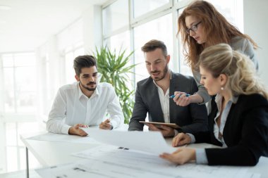 Grup birlikte projede çalışan genç iş adamları