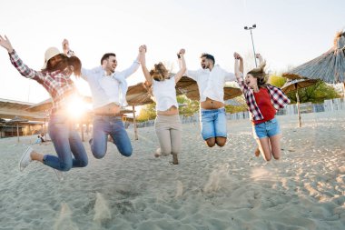 Yaz, tatil, tatil ve mutluluk kavramı - arkadaş grubu