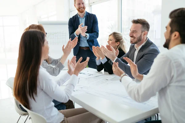 Profesionales Colegas Negocios Colaborando Discutiendo Planes Proyecto — Foto de Stock