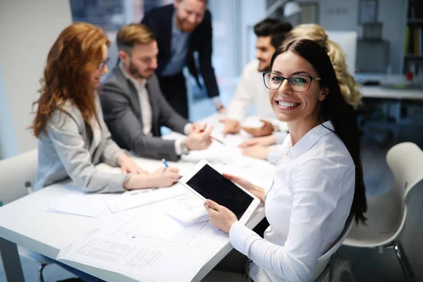 Profesionales Colegas Negocios Colaborando Discutiendo Planes Proyecto — Foto de Stock