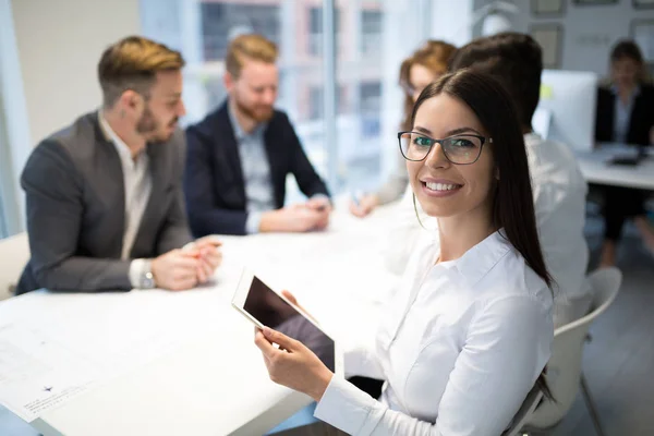 現代オフィスで幸せな従業員と成功した会社 — ストック写真